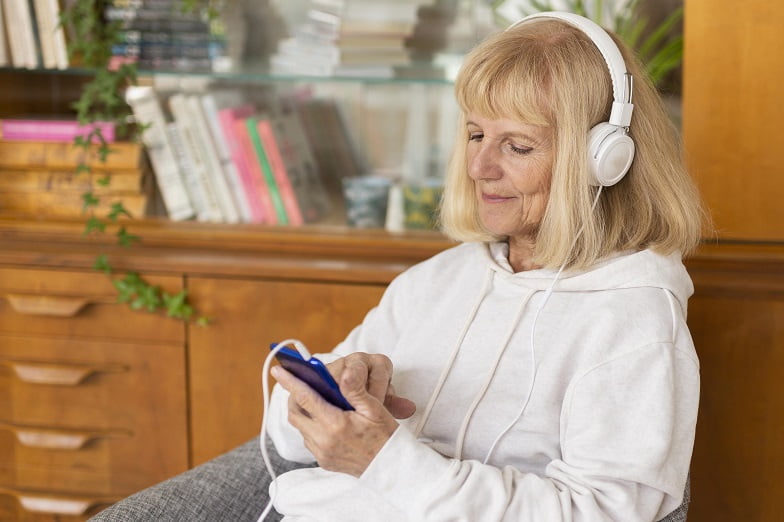 Adultos mayores utilizando audifonos