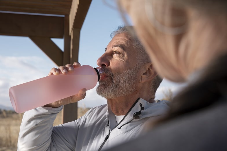 ambién es importante beber suficiente agua para mantener una buena hidratación