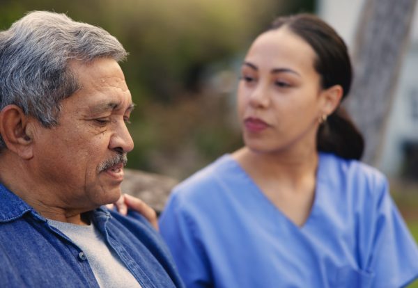 Mujer, enfermera y paciente mayor en banco de parque en cuidado de ancianos, apoyo o confianza al aire libre. Persona de sexo femenino, cuidadora médica o médico con hombre maduro en retiro, relax o aire fresco en la naturaleza al aire libre.